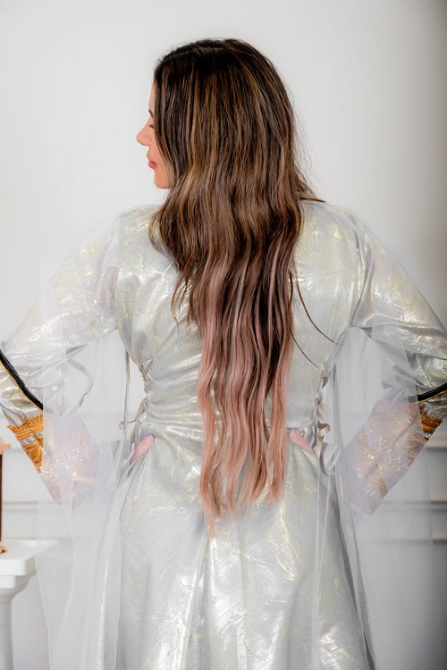 جلابية نسائية تراثية لون رمادي بتطريز تراثي ذهبي من الأمام و الأكمام برباط في الجانبين مع قماش شيفون من الخارج