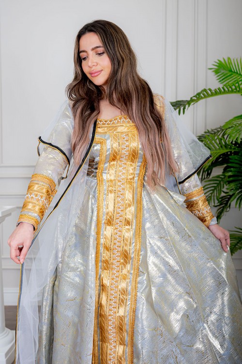 جلابية نسائية تراثية لون رمادي بتطريز تراثي ذهبي من الأمام و الأكمام برباط في الجانبين مع قماش شيفون من الخارج