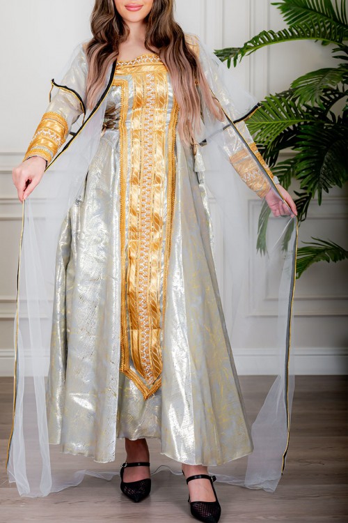 جلابية نسائية تراثية لون رمادي بتطريز تراثي ذهبي من الأمام و الأكمام برباط في الجانبين مع قماش شيفون من الخارج