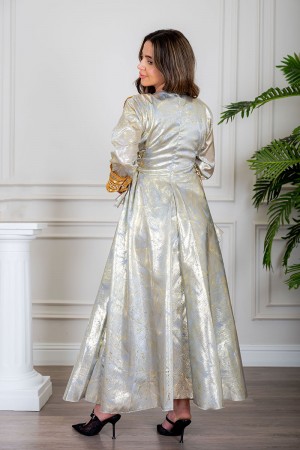 جلابية نسائية تراثية لون رمادي بتطريز تراثي ذهبي من الأمام و الأكمام برباط في الجانبين مع قماش شيفون من الخارج