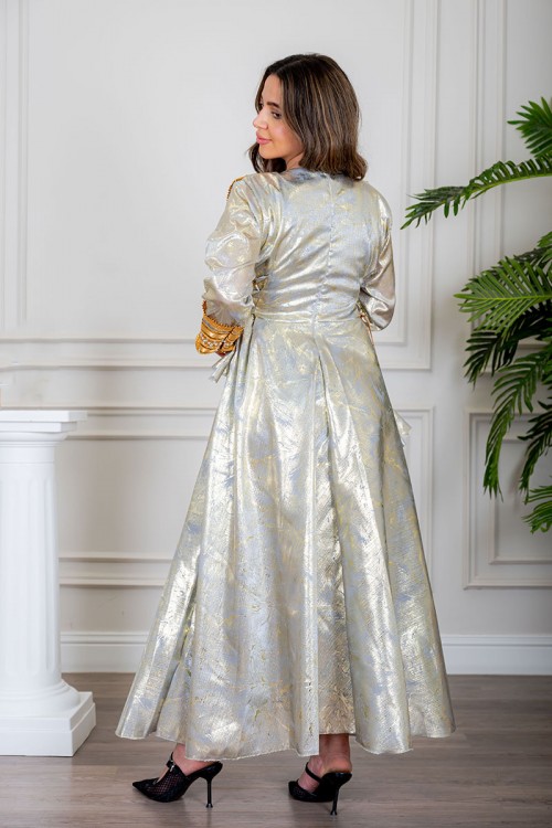 جلابية نسائية تراثية لون رمادي بتطريز تراثي ذهبي من الأمام و الأكمام برباط في الجانبين مع قماش شيفون من الخارج