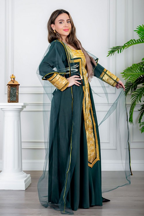 جلابية نسائية تراثية لون زيتي بتطريز تراثي ذهبي من الأمام و الأكمام برباط في الجانبين مع قماش شيفون من الخارج