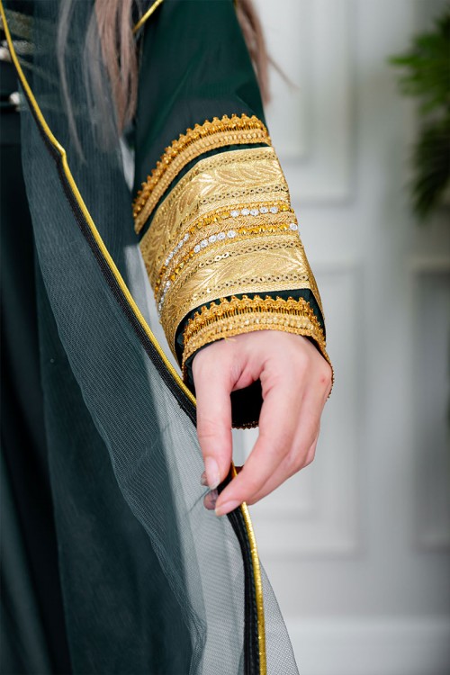 جلابية نسائية تراثية لون زيتي بتطريز تراثي ذهبي من الأمام و الأكمام برباط في الجانبين مع قماش شيفون من الخارج