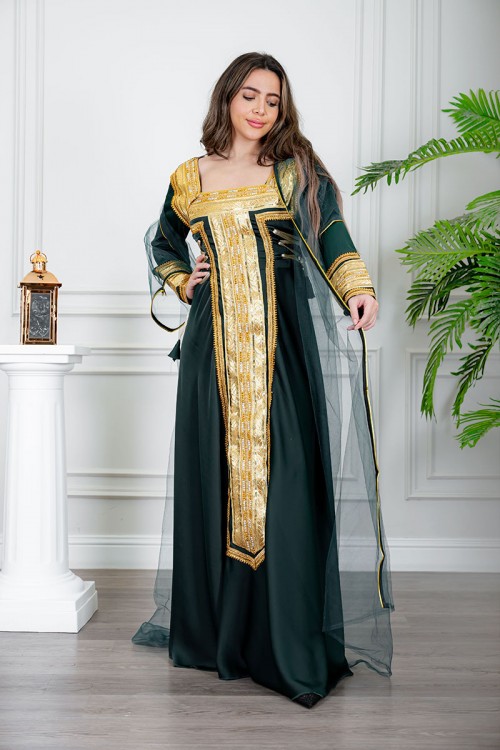 جلابية نسائية تراثية لون زيتي بتطريز تراثي ذهبي من الأمام و الأكمام برباط في الجانبين مع قماش شيفون من الخارج