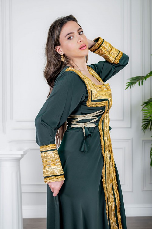 جلابية نسائية تراثية لون زيتي بتطريز تراثي ذهبي من الأمام و الأكمام برباط في الجانبين مع قماش شيفون من الخارج