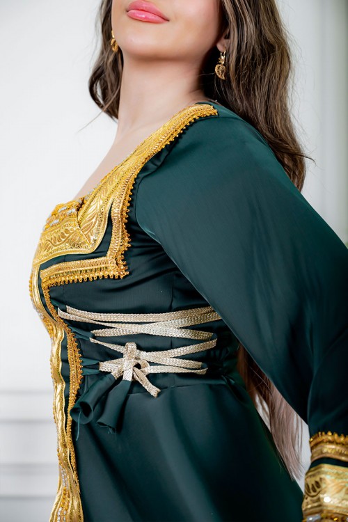 جلابية نسائية تراثية لون زيتي بتطريز تراثي ذهبي من الأمام و الأكمام برباط في الجانبين مع قماش شيفون من الخارج