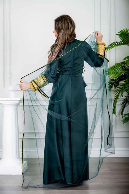 جلابية نسائية تراثية لون زيتي بتطريز تراثي ذهبي من الأمام و الأكمام برباط في الجانبين مع قماش شيفون من الخارج