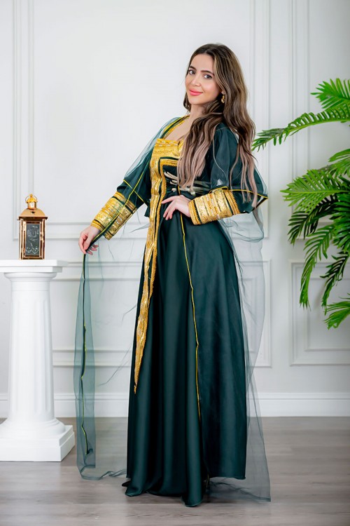 جلابية نسائية تراثية لون زيتي بتطريز تراثي ذهبي من الأمام و الأكمام برباط في الجانبين مع قماش شيفون من الخارج