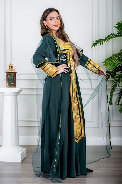 جلابية نسائية تراثية لون زيتي بتطريز تراثي ذهبي من الأمام و الأكمام برباط في الجانبين مع قماش شيفون من الخارج