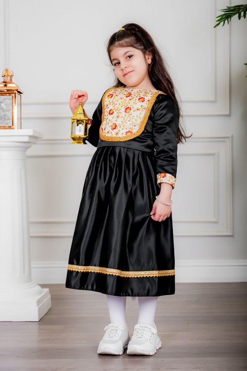 فستان بناتي تراثي قصير لون أسود مزين بتطريز ذهبي و بزخارف من الأمام و الأكمام