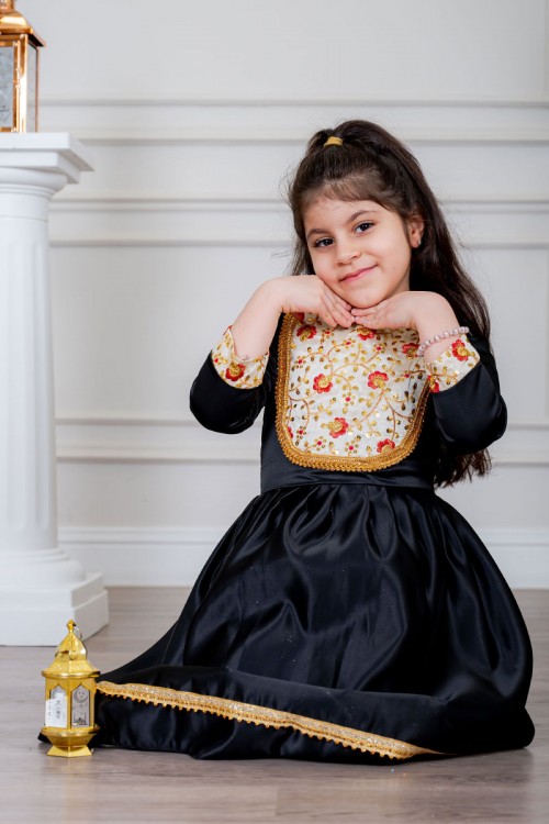 فستان بناتي تراثي قصير لون أسود مزين بتطريز ذهبي و بزخارف من الأمام و الأكمام
