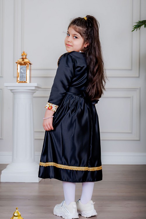 فستان بناتي تراثي قصير لون أسود مزين بتطريز ذهبي و بزخارف من الأمام و الأكمام