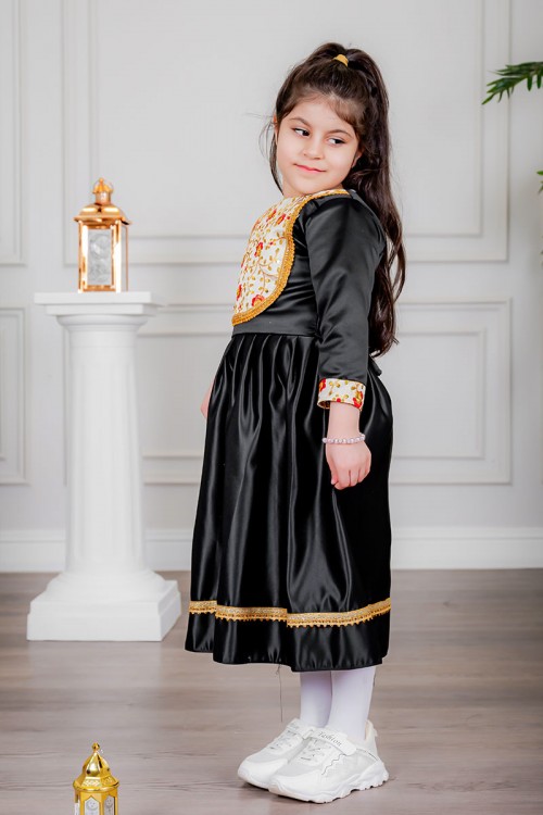 فستان بناتي تراثي قصير لون أسود مزين بتطريز ذهبي و بزخارف من الأمام و الأكمام