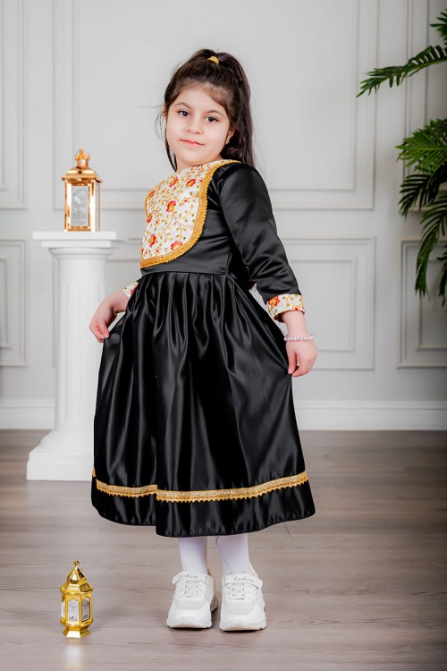 فستان بناتي تراثي قصير لون أسود مزين بتطريز ذهبي و بزخارف من الأمام و الأكمام