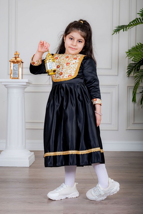 فستان بناتي تراثي قصير لون أسود مزين بتطريز ذهبي و بزخارف من الأمام و الأكمام