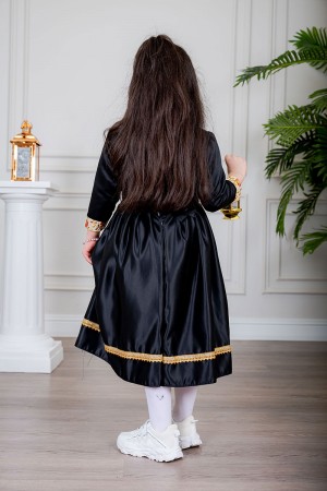 فستان بناتي تراثي قصير لون أسود مزين بتطريز ذهبي و بزخارف من الأمام و الأكمام