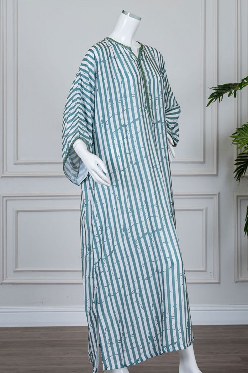 جلابية نسائية مغربية لون أخضر مقلم بكلفة مطرزة في الياقة و الأكمام