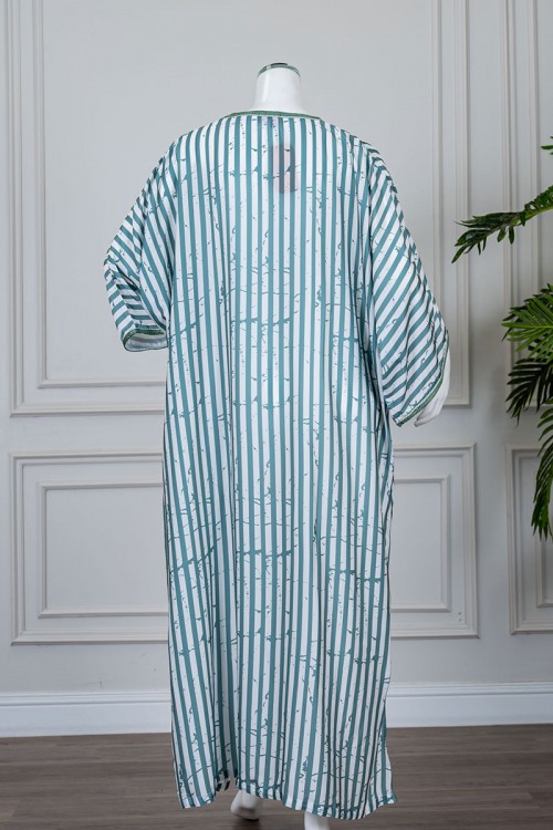 جلابية نسائية مغربية لون أخضر مقلم بكلفة مطرزة في الياقة و الأكمام