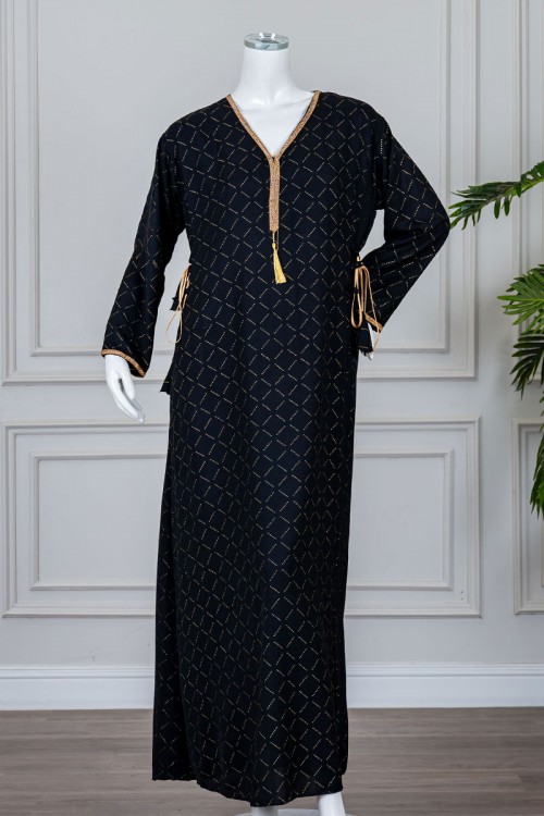 جلابية نسائية متعددة الألوان مزينة بفصوص لون فضي و بكلفة في الياقة و الأكمام و برباط في الجانبين