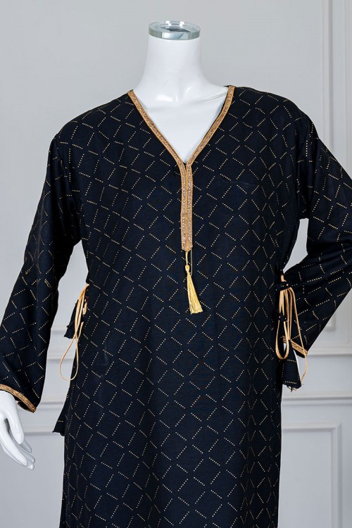 جلابية نسائية متعددة الألوان مزينة بفصوص لون فضي و بكلفة في الياقة و الأكمام و برباط في الجانبين