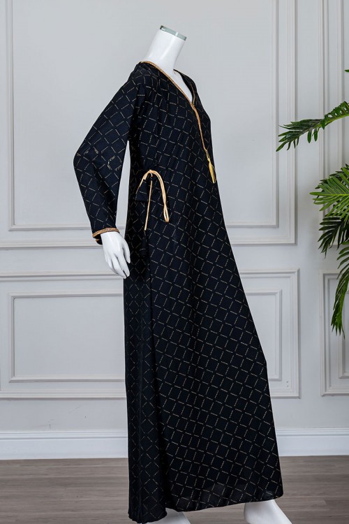 جلابية نسائية متعددة الألوان مزينة بفصوص لون فضي و بكلفة في الياقة و الأكمام و برباط في الجانبين