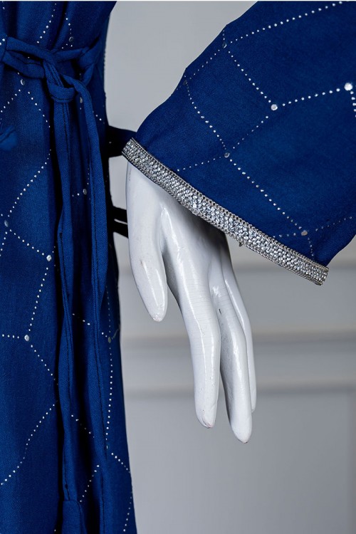 جلابية نسائية متعددة الألوان مزينة بفصوص لون فضي و بكلفة في الياقة و الأكمام و برباط في الجانبين