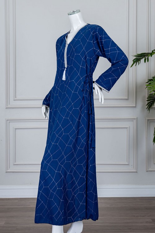 جلابية نسائية متعددة الألوان مزينة بفصوص لون فضي و بكلفة في الياقة و الأكمام و برباط في الجانبين