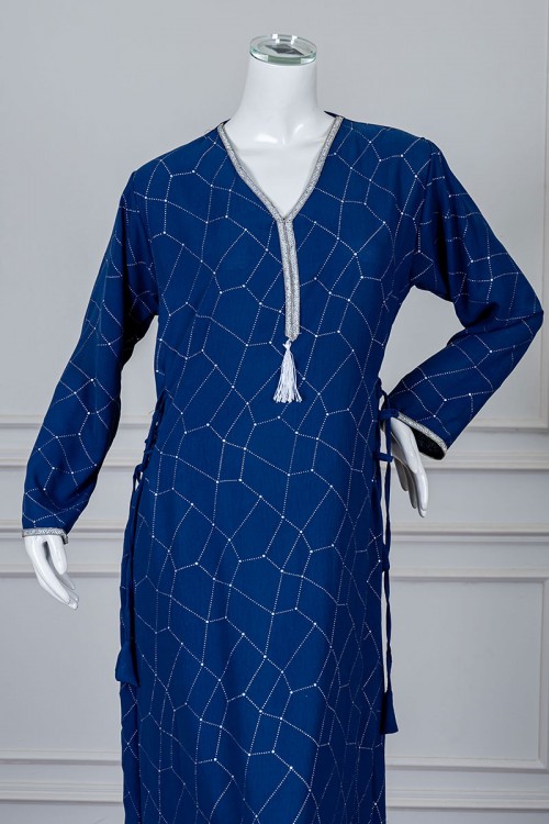 جلابية نسائية متعددة الألوان مزينة بفصوص لون فضي و بكلفة في الياقة و الأكمام و برباط في الجانبين