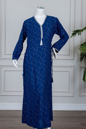 جلابية نسائية متعددة الألوان مزينة بفصوص لون فضي و بكلفة في الياقة و الأكمام و برباط في الجانبين 