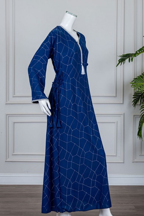 جلابية نسائية متعددة الألوان مزينة بفصوص لون فضي و بكلفة في الياقة و الأكمام و برباط في الجانبين