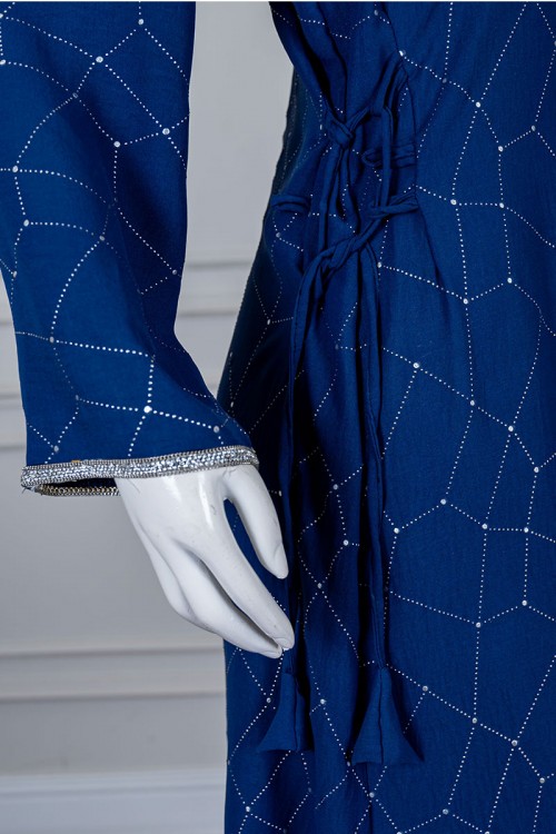 جلابية نسائية متعددة الألوان مزينة بفصوص لون فضي و بكلفة في الياقة و الأكمام و برباط في الجانبين