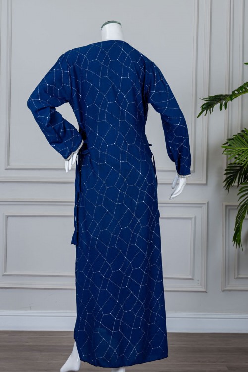 جلابية نسائية متعددة الألوان مزينة بفصوص لون فضي و بكلفة في الياقة و الأكمام و برباط في الجانبين