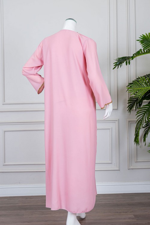 جلابية نسائية متعددة الألوان مزينة بكلفة في الياقة و الأكمام