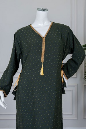 جلابية نسائية لون زيتي منقطة و مزينة بكلفة في الياقة و الأكمام و برباط في الجانبين