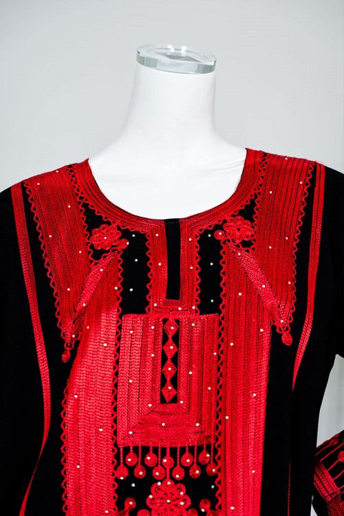 جلابية نسائي شمالي لون أسود بتطريز تراثي أحمر ياقة دائرية و أكمام طويلة