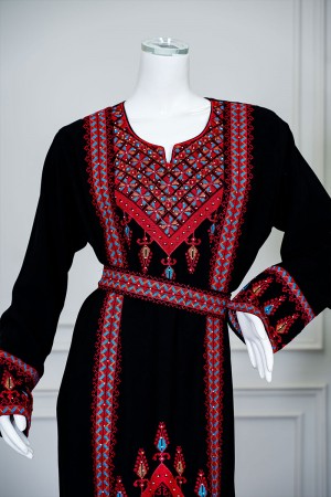 جلابية نسائي شمالي لون أسود بتطريز تراثي ملون ياقة دائرية و أكمام طويلة بحزام في الخصر 