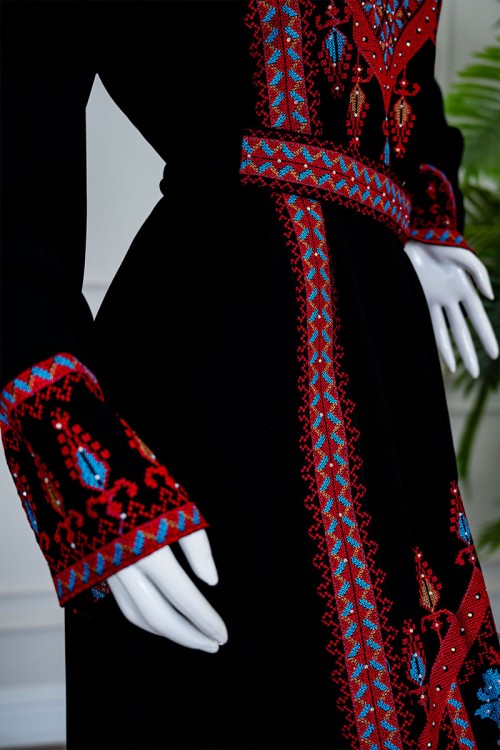 جلابية نسائي شمالي لون أسود بتطريز تراثي ملون ياقة دائرية و أكمام طويلة بحزام في الخصر