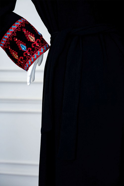 جلابية نسائي شمالي لون أسود بتطريز تراثي ملون ياقة دائرية و أكمام طويلة بحزام في الخصر