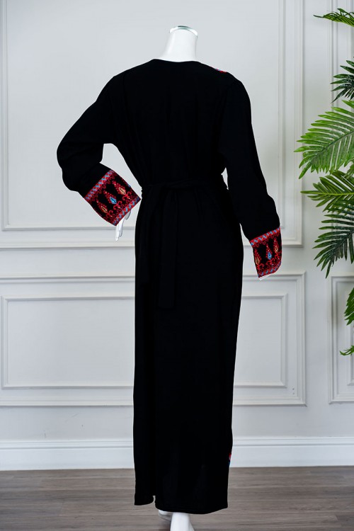 جلابية نسائي شمالي لون أسود بتطريز تراثي ملون ياقة دائرية و أكمام طويلة بحزام في الخصر