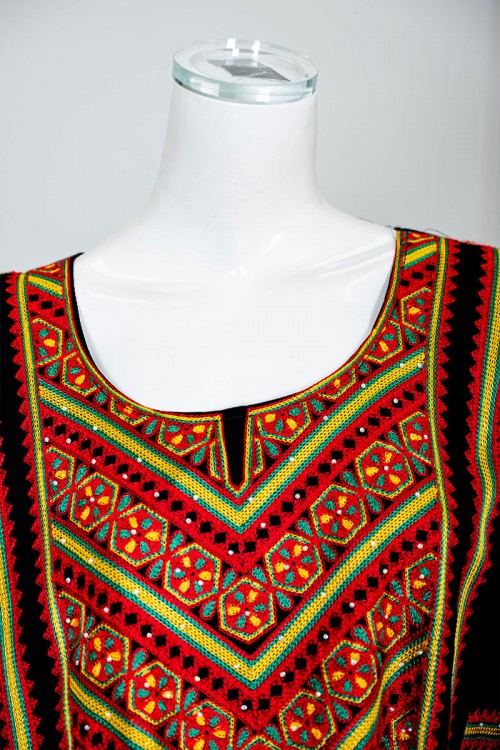 جلابية نسائي عسيري لون أسود بتطريز تراثي ملون ياقة دائرية و أكمام طويلة