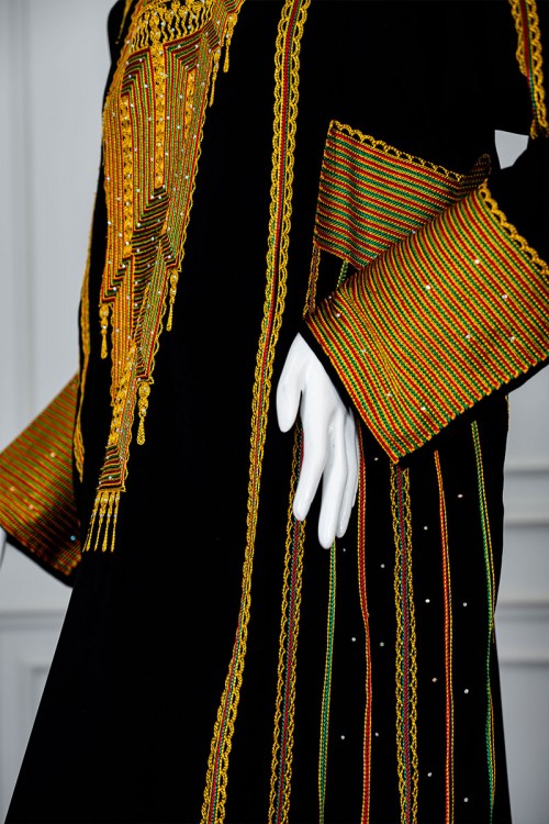 جلابية نسائي عسيري لون أسود بتطريز تراثي ملون ياقة مربعة و أكمام طويلة