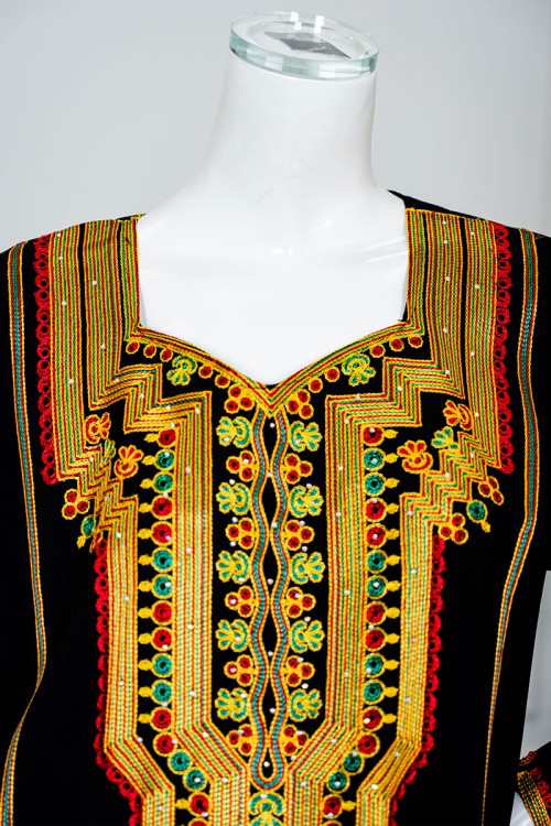 جلابية نسائي عسيري لون أسود بتطريز تراثي ملون ياقة مربعة بقصة سبعة و أكمام طويلة