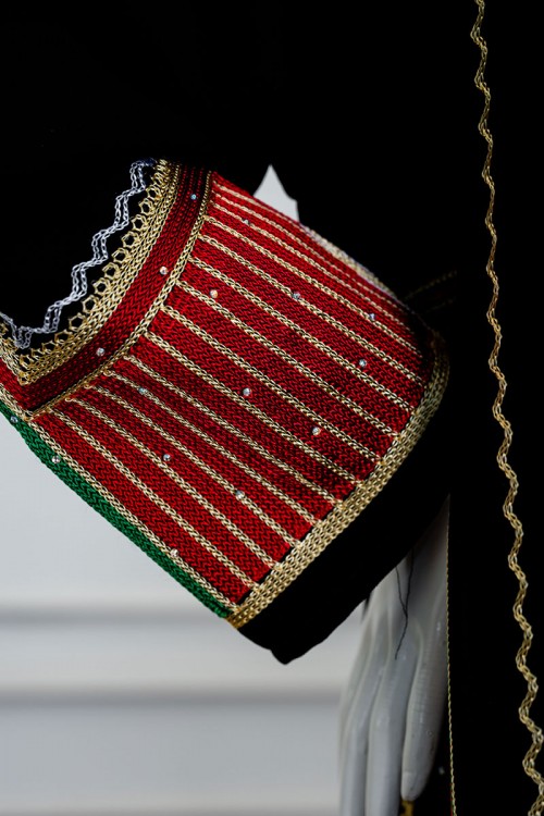 جلابية نسائي عسيري لون أسود بتطريز تراثي ملون ياقة دائرية و أكمام طويلة