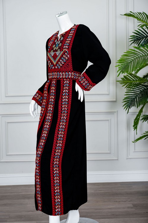 جلابية نسائي شمالي لون أسود بتطريز تراثي ملون ياقة دائرية و أكمام طويلة و زم من الخصر