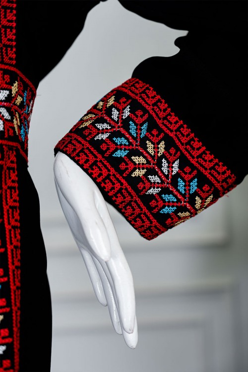 جلابية نسائي شمالي لون أسود بتطريز تراثي ملون ياقة دائرية و أكمام طويلة و زم من الخصر