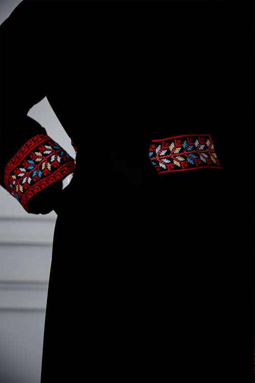 جلابية نسائي شمالي لون أسود بتطريز تراثي ملون ياقة دائرية و أكمام طويلة و زم من الخصر