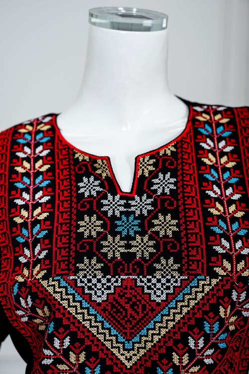 جلابية نسائي شمالي لون أسود بتطريز تراثي ملون ياقة دائرية و أكمام طويلة و زم من الخصر