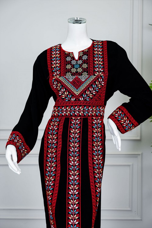 جلابية نسائي شمالي لون أسود بتطريز تراثي ملون ياقة دائرية و أكمام طويلة و زم من الخصر