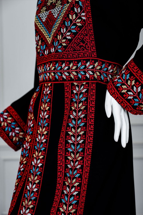 جلابية نسائي شمالي لون أسود بتطريز تراثي ملون ياقة دائرية و أكمام طويلة و زم من الخصر