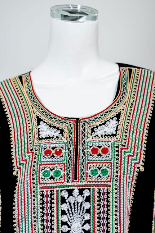 جلابية نسائي عسيري لون أسود بتطريز تراثي ملون ياقة دائرية و أكمام طويلة